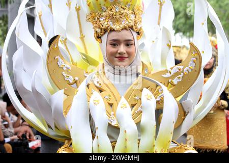 Banda Aceh, Indonesien. August 2024. Ein Student nimmt an einer kulturellen Parade Teil, um den 79. Jahrestag des indonesischen Unabhängigkeitstages in Banda Aceh, Provinz Aceh, Indonesien, am 18. August 2024 zu feiern. Quelle: Fachrul Reza/Xinhua/Alamy Live News Stockfoto