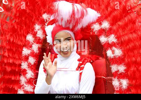 Banda Aceh, Indonesien. August 2024. Ein Student nimmt an einer kulturellen Parade Teil, um den 79. Jahrestag des indonesischen Unabhängigkeitstages in Banda Aceh, Provinz Aceh, Indonesien, am 18. August 2024 zu feiern. Quelle: Fachrul Reza/Xinhua/Alamy Live News Stockfoto