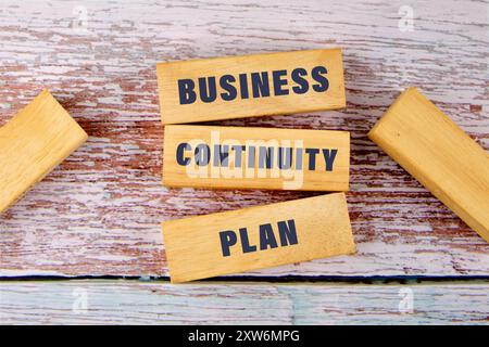 BCP Business Continuity Plan auf Holzblöcken GESCHRIEBEN, ein konzeptueller Satz vor dem Hintergrund alter Tafeln Stockfoto