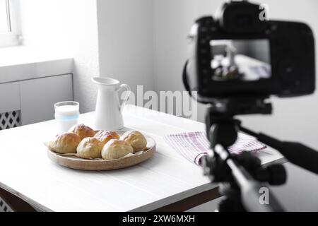 Aufnahmen von Lebensmitteln mit professioneller Kamera im Fotostudio, selektiver Fokus Stockfoto