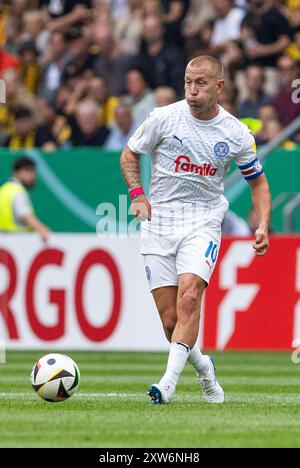 Aachen, Deutschland. August 2024. Lewis Holtby (Holstein Kiel, #10). Aachen, Fußball DFB-Pokal/1. Runde, Runde 1, Alemannia Aachen - Holstein Kiel, 17.08.2024, Tivoli, Aachen. #DFB-Vorschriften verbieten die Verwendung von Fotos als Bildsequenzen und/oder Quasi-Video # Credit: dpa/Alamy Live News Stockfoto