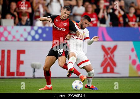 LEVERKUSEN - (l-r) Granit Xhaka von Bayer 04 Leverkusen, Deniz Undav vom VfB Stuttgart während des DFL-Super-Cup-Spiels zwischen Bayer 04 Leverkusen und VfB Stuttgart am 17. August 2024 in Leverkusen. ANP | Hollandse Hoogte | BART STOUTJESDIJK Stockfoto