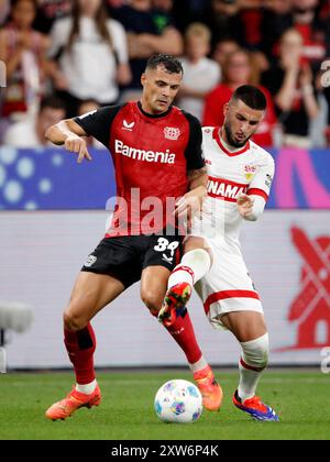 LEVERKUSEN - (l-r) Granit Xhaka von Bayer 04 Leverkusen, Deniz Undav vom VfB Stuttgart während des DFL-Super-Cup-Spiels zwischen Bayer 04 Leverkusen und VfB Stuttgart am 17. August 2024 in Leverkusen. ANP | Hollandse Hoogte | BART STOUTJESDIJK Stockfoto