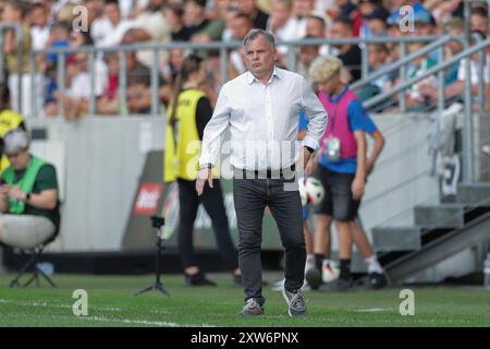 Krakau, Polen. August 2024. Trainer Tomasz Tulacz von Puszcza Niepolomice wurde während des Fußballspiels der Polnischen Liga PKO BP Ekstraklasa 2024/2025 zwischen Puszcza Niepolomice und Legia Warszawa im Cracovia Stadion gesehen. Endpunktzahl: Puszcza Niepolomice 2:2 Legia Warszwa. Quelle: SOPA Images Limited/Alamy Live News Stockfoto