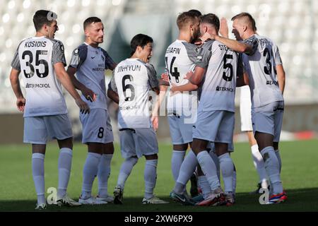 Krakau, Polen. August 2024. Die Spieler von Puszcza Niepolomice feiern, nachdem sie während des Polnischen Liga PKO BP Ekstraklasa 2024/2025 zwischen Puszcza Niepolomice und Legia Warszawa im Cracovia Stadion ein Tor geschossen haben. Endpunktzahl: Puszcza Niepolomice 2:2 Legia Warszwa. (Foto: Grzegorz Wajda/SOPA Images/SIPA USA) Credit: SIPA USA/Alamy Live News Stockfoto