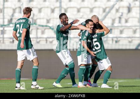 Krakau, Polen. August 2024. Die Spieler von Legia Warszawa feiern, nachdem sie während des Polnischen Liga PKO BP Ekstraklasa 2024/2025 zwischen Puszcza Niepolomice und Legia Warszawa im Cracovia Stadion ein Tor geschossen haben. Endpunktzahl: Puszcza Niepolomice 2:2 Legia Warszwa. (Foto: Grzegorz Wajda/SOPA Images/SIPA USA) Credit: SIPA USA/Alamy Live News Stockfoto