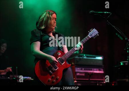 Corin Tucker von der Band Sleater-Kinney bei einem Konzert im Kesselhaus in Berlin, 17. August 2024. Sleater-Kinney Konzert Berlin *** Corin Tucker von der Band Sleater Kinney bei einem Konzert im Kesselhaus in Berlin, 17. August 2024 Sleater Kinney Konzert Berlin Stockfoto
