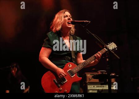 Corin Tucker von der Band Sleater-Kinney bei einem Konzert im Kesselhaus in Berlin, 17. August 2024. Sleater-Kinney Konzert Berlin *** Corin Tucker von der Band Sleater Kinney bei einem Konzert im Kesselhaus in Berlin, 17. August 2024 Sleater Kinney Konzert Berlin Stockfoto