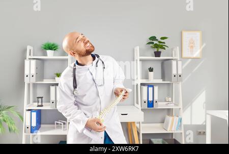 Lustiger Männlicher Arzt, Krankenschwester Oder Chirurg, Der Im Krankenhaus Tanzt Und Singt Stockfoto