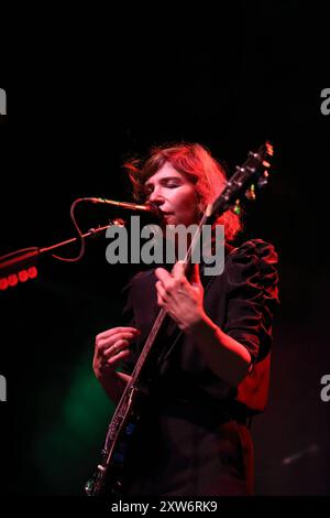 Carrie Brownstein von der Band Sleater-Kinney bei einem Konzert im Kesselhaus in Berlin, 17. August 2024. Sleater-Kinney Konzert Berlin *** Carrie Brownstein von der Band Sleater Kinney bei einem Konzert im Kesselhaus in Berlin, 17. August 2024 Sleater Kinney Konzert Berlin Stockfoto
