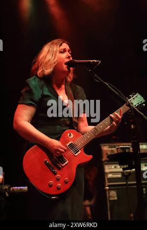 Corin Tucker von der Band Sleater-Kinney bei einem Konzert im Kesselhaus in Berlin, 17. August 2024. Sleater-Kinney Konzert Berlin *** Corin Tucker von der Band Sleater Kinney bei einem Konzert im Kesselhaus in Berlin, 17. August 2024 Sleater Kinney Konzert Berlin Stockfoto