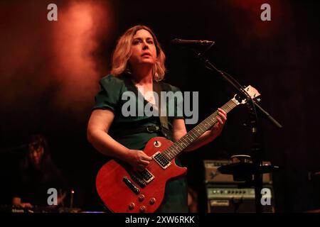 Corin Tucker von der Band Sleater-Kinney bei einem Konzert im Kesselhaus in Berlin, 17. August 2024. Sleater-Kinney Konzert Berlin *** Corin Tucker von der Band Sleater Kinney bei einem Konzert im Kesselhaus in Berlin, 17. August 2024 Sleater Kinney Konzert Berlin Stockfoto