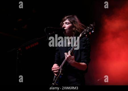 Carrie Brownstein von der Band Sleater-Kinney bei einem Konzert im Kesselhaus in Berlin, 17. August 2024. Sleater-Kinney Konzert Berlin *** Carrie Brownstein von der Band Sleater Kinney bei einem Konzert im Kesselhaus in Berlin, 17. August 2024 Sleater Kinney Konzert Berlin Stockfoto