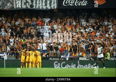 Valencia, Spanien. August 2024. Der FC Barcelona feiert im Mestalla Stadion das Spiel zwischen Valencia CF und FC Barcelona. Endstand; Valencia CF 1:2 FC Barcelona. (Foto: Vicente Vidal Fernandez/SOPA Images/SIPA USA) Credit: SIPA USA/Alamy Live News Stockfoto