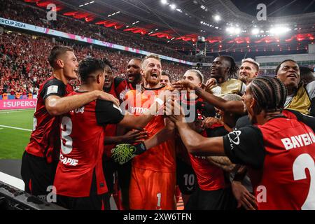 LEVERKUSEN - (l-r) Patrik Schick von Bayer 04 Leverkusen , Robert Andrich von Bayer 04 Leverkusen , Jonathan Tah von Bayer 04 Leverkusen, Bayer 04 Leverkusen Torhüter Lukas Hradecky, Florian Wirtz von Bayer 04 Leverkusen , Jeremie Frimpong von Bayer 04 Leverkusen , Robert Andrich von Bayer 04 Leverkusen , Exequiel Palacios von Bayer 04 Leverkusen feiert am 17. August 2024 in Leverkusen den Sieg beim DFL-Super-Cup-Spiel zwischen Bayer 04 Leverkusen und VfB Stuttgart in der BayArena. ANP | Hollandse Hoogte | BART STOUTJESDIJK Stockfoto