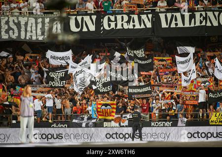 Valencia, Spanien. August 2024. Valencia-Fans, die während des Spiels zwischen Valencia CF und FC Barcelona im Mestalla-Stadion zu sehen waren. Endstand; Valencia CF 1:2 FC Barcelona. Quelle: SOPA Images Limited/Alamy Live News Stockfoto