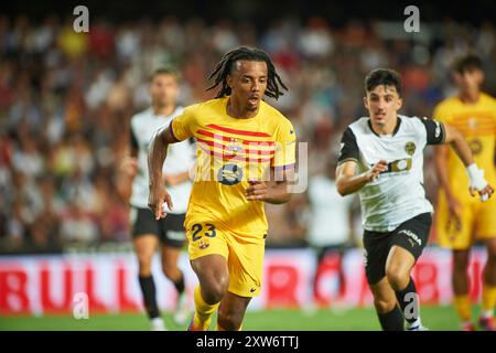 Valencia, Spanien. August 2024. Jules Kounde vom FC Barcelona wurde während des Spiels zwischen Valencia CF und dem FC Barcelona im Mestalla-Stadion gezeigt. Endstand; Valencia CF 1:2 FC Barcelona. Quelle: SOPA Images Limited/Alamy Live News Stockfoto
