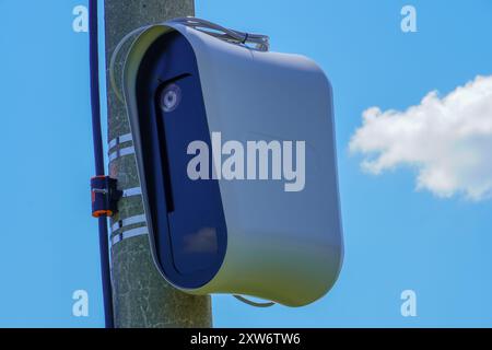 Nahaufnahme einer modernen Radarkamera (Verkehrsgeschwindigkeitsüberwachungskamera) vor klarem blauem Himmel Stockfoto