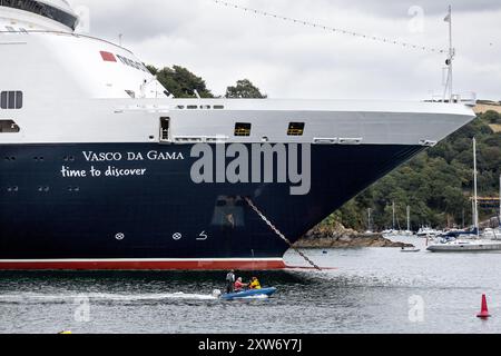 Fowey, Großbritannien. 17. August Das Kreuzfahrtschiff Vasco de Gama dominiert die kleine kornische Küstenstadt Fowey, Cornwall, Großbritannien. Das 58.000 Tonnen schwere Kreuzfahrtschiff wird von der deutschen Kreuzfahrtlinie Nick Cruises betrieben und hat 1000 Passagiere, wodurch sich die winzige 2.315-köpfige Gemeinde fast verdoppelt hat! Letztes Jahr gab es Aufruhr von der lokalen Bevölkerung, als The Spirit of Adventure in die Stadt kam und die Aussicht auf die malerische Stadt vernichtete. Quelle: Mark Passmore/ Alamy Live News Stockfoto