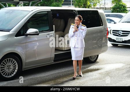 Bangkok, Thailand. August 2024. Der neu gewählte thailändische Premierminister Paetongtarn Shinawatra kommt vor der königlichen Verleihung, die Paetongtarn zum neuen thailändischen Premierminister im Parteihauptquartier Pheu Thai ernennt. (Foto: Seksan Rochanametakul/SOPA Images/SIPA USA) Credit: SIPA USA/Alamy Live News Stockfoto