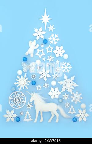 Abstrakte Form des Weihnachtsbaums mit magischem Einhorn, Eisbär, weißen Schneeflocken und Kugeln. Nordpol Thema auf blauem Hintergrund. Festliches Design Stockfoto