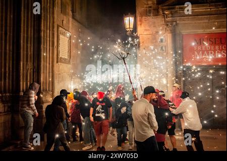 Barcelona, Spanien. August 2024. 17. August 2024, Barcelona, Spanien: Devils and Revelers nehmen während der Feier des Sant Roc Festivals in Barcelona an einem Korrefoc Teil. Correfocs, eine alte katalanische Tradition, bei der Menschen, die als Teufel gekleidet sind, Feuerwerkskörper und Fackeln in die Luft jagen, nehmen jeden August an den Feierlichkeiten für das Sant Roc Festival im gotischen Viertel von Barcelona Teil. Quelle: Jordi Boixareu/Alamy Live News Stockfoto