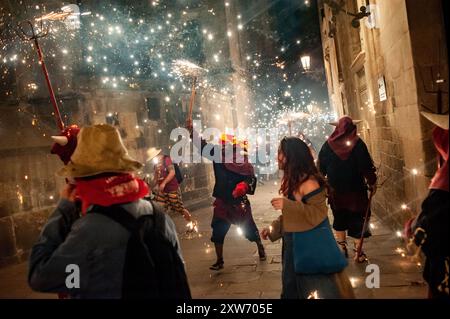 Barcelona, Spanien. August 2024. 17. August 2024, Barcelona, Spanien: Devils and Revelers nehmen während der Feier des Sant Roc Festivals in Barcelona an einem Korrefoc Teil. Correfocs, eine alte katalanische Tradition, bei der Menschen, die als Teufel gekleidet sind, Feuerwerkskörper und Fackeln in die Luft jagen, nehmen jeden August an den Feierlichkeiten für das Sant Roc Festival im gotischen Viertel von Barcelona Teil. Quelle: Jordi Boixareu/Alamy Live News Stockfoto