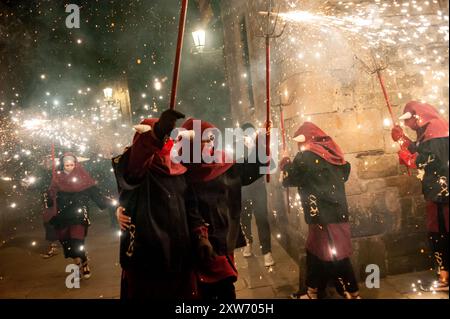 Barcelona, Spanien. August 2024. 17. August 2024, Barcelona, Spanien: Die Teufel nehmen an einem Korrefoc inmitten der Pyrotechnik während der Feier des Sant Roc Festivals in Barcelona Teil. Correfocs, eine alte katalanische Tradition, bei der Menschen, die als Teufel gekleidet sind, Feuerwerkskörper und Fackeln in die Luft jagen, nehmen jeden August an den Feierlichkeiten für das Sant Roc Festival im gotischen Viertel von Barcelona Teil. Quelle: Jordi Boixareu/Alamy Live News Stockfoto