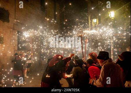 Barcelona, Spanien. August 2024. 17. August 2024, Barcelona, Spanien: Devils and Revelers nehmen während der Feier des Sant Roc Festivals in Barcelona an einem Korrefoc Teil. Correfocs, eine alte katalanische Tradition, bei der Menschen, die als Teufel gekleidet sind, Feuerwerkskörper und Fackeln in die Luft jagen, nehmen jeden August an den Feierlichkeiten für das Sant Roc Festival im gotischen Viertel von Barcelona Teil. Quelle: Jordi Boixareu/Alamy Live News Stockfoto