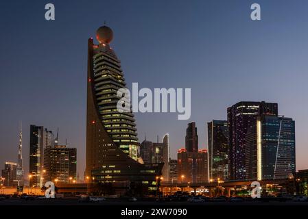 Dubai, Vereinigte Arabische Emirate, 20. April 2015. Das ikonische Etisalat-Gebäude in der Gegend von Al Kifaf bei Sonnenuntergang, ein Symbol für die staatliche Telekommunikation der Vereinigten Arabischen Emirate Stockfoto