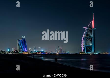Jumeirah Beach Hotel und Burj Al Arab bei Nacht, Dubai, berühmte Wahrzeichen, Vereinigte Arabische Emirate Stockfoto