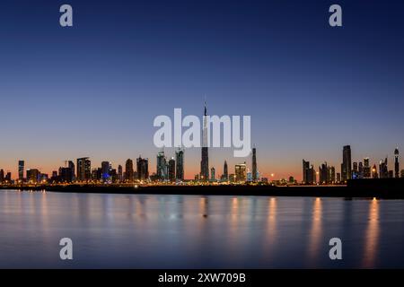 Dubai, VAE, 5. Februar 2016. Blick auf den Sonnenuntergang von Dubai mit dem berühmten Burj Khalifa und dem Bau weiterer Wolkenkratzer Stockfoto