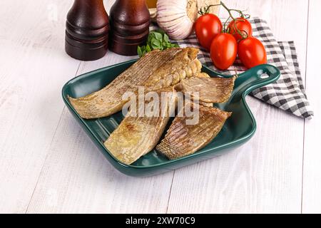 Gebackene Stachelrochen mit Öl und Gewürzen Stockfoto