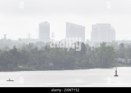 Tropische Regenfälle entlang des Sarawak River in Kuching, Malaysia Stockfoto