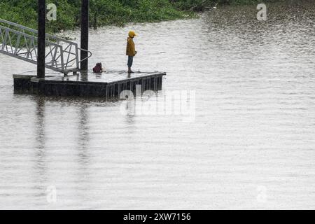 Tropische Regenfälle entlang des Sarawak River in Kuching, Malaysia Stockfoto