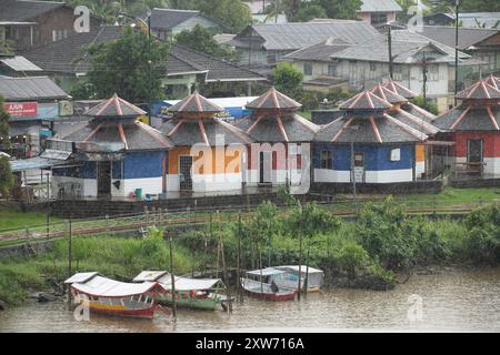 Tropische Regenfälle entlang des Sarawak River in Kuching, Malaysia Stockfoto