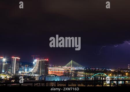 Anoramic Night View of Belgrad unter stürmischem Himmel, beleuchtet von Blitzen Stockfoto