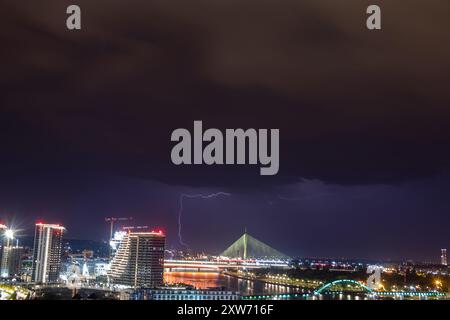 Anoramic Night View of Belgrad unter stürmischem Himmel, beleuchtet von Blitzen Stockfoto