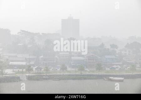 Tropische Regenfälle entlang des Sarawak River in Kuching, Malaysia Stockfoto