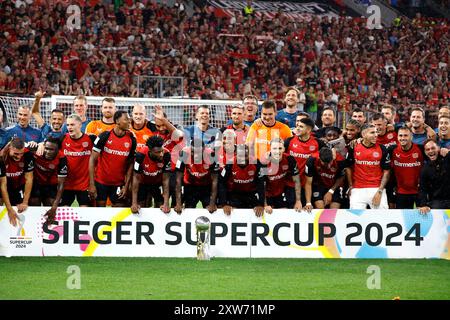 Leverkusen, Deutschland 1. Fussball Bundesliga, Supercup 2024 Bayer 04 Leverkusen : VFB Stuttgart 4:3 N.E. 17. 08. 2024 in der Bay-Arena in Leverkusen präsentiert die Leverkusener Mannschaft den Supercup hinter dem Winnerboard Foto: Norbert Schmidt, Düsseldorf Stockfoto