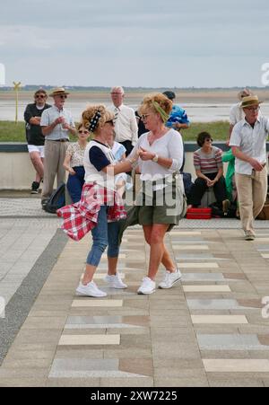 Tanzen auf dem Muscheltank in Lytham St Annes, Lancashire, Großbritannien beim Wartime Festival 2024 Stockfoto