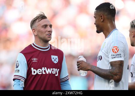 London, Großbritannien. August 2024. West Ham's Jarrod Bowen spricht mit Ezri Konsa von Aston Villa während des Premier League-Spiels im London Stadium. Der Bildnachweis sollte lauten: Paul Terry/Sportimage Credit: Sportimage Ltd/Alamy Live News Stockfoto