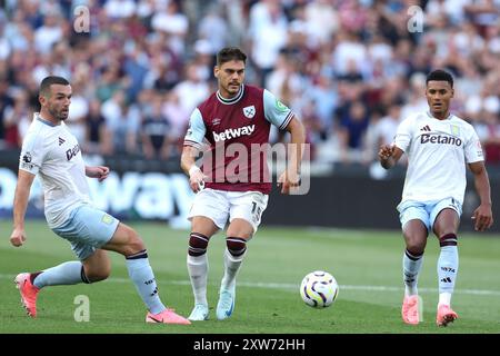 London, Großbritannien. August 2024. West Ham's Konstantinos Mavropanos spielt den Ball an John McGinn von Aston Villa und Ollie Watkins von Aston Villa während des Premier League-Spiels im London Stadium. Der Bildnachweis sollte lauten: Paul Terry/Sportimage Credit: Sportimage Ltd/Alamy Live News Stockfoto