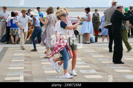 Freunde tanzen im Muscheltank, Lytham St. Annes, Lancashire, Großbritannien, Europa Stockfoto