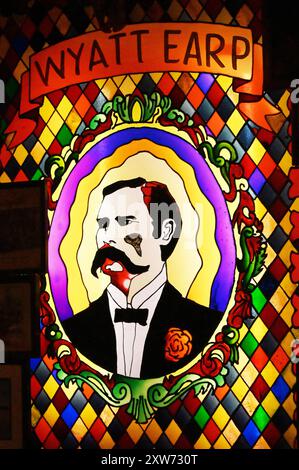 USA. ARIZONA. GRABSTEIN. STAINGLASS MIT DEM PORTRÄT VON WYATT EARP, HELDEN DER OK CORRAL SCHIESSEREI, IM BIG NOSE KATE SALOON. Stockfoto