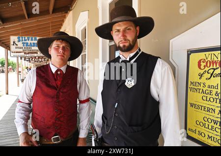 USA. ARIZONA. GRABSTEIN. SCHAUSPIELER SPIELEN MARSHALLS IN DEN STRASSEN DER STADT. Stockfoto