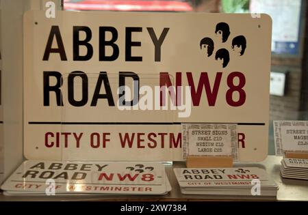 Abbey Road Street Schild, Beatles Coffee Shop, St John's Wood U-Bahnstation, St John's Wood, London, England, Großbritannien Stockfoto