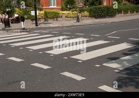 Zebra Crossing; St John's Wood, London, England, Vereinigtes Königreich. Auf dem Cover der CD sind die Beatles beim Überqueren dieses Zebra Crossing fotografiert. Stockfoto