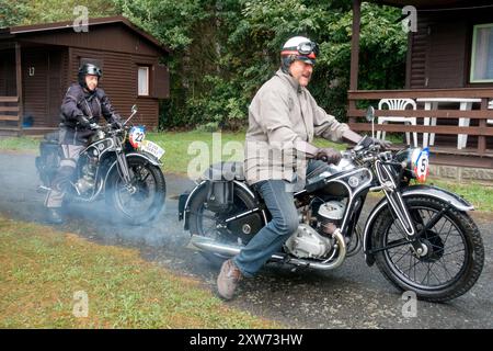 CZ 250 Tourist - 1935, CZ 500 - 1940 zwei ältere Männer auf CZ Motorrad Veteran Stockfoto