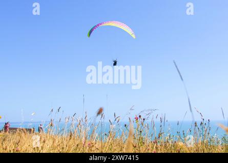 Gleitschirmfliegen über Beachy Head, Eastbourne, East Sussex, Großbritannien Stockfoto